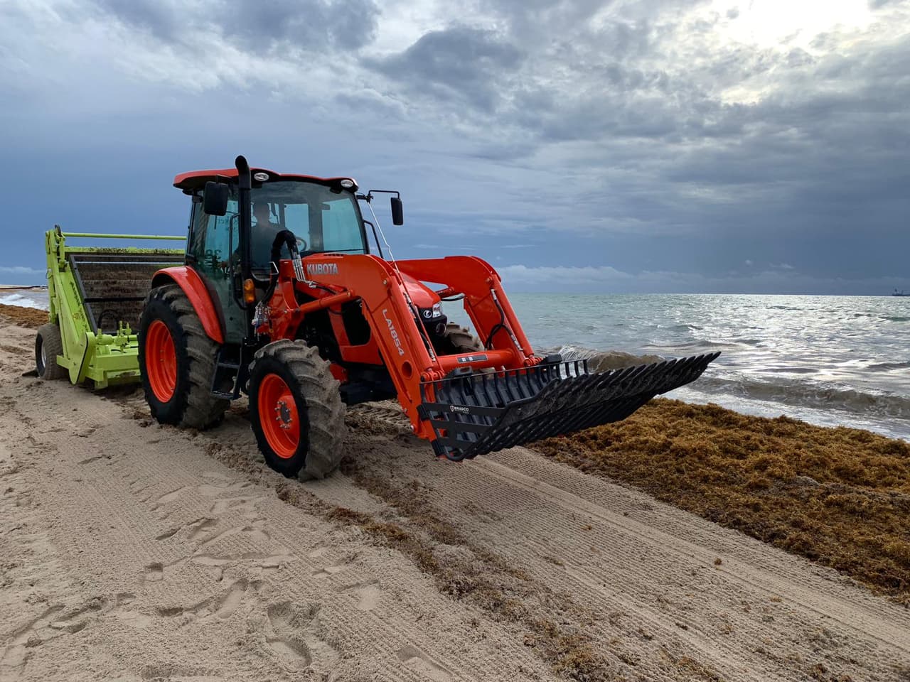 Pero pesar del mal aspecto que para algunos residentes y turistas ocasiona el sargazo, no representa un peligro para la salud.