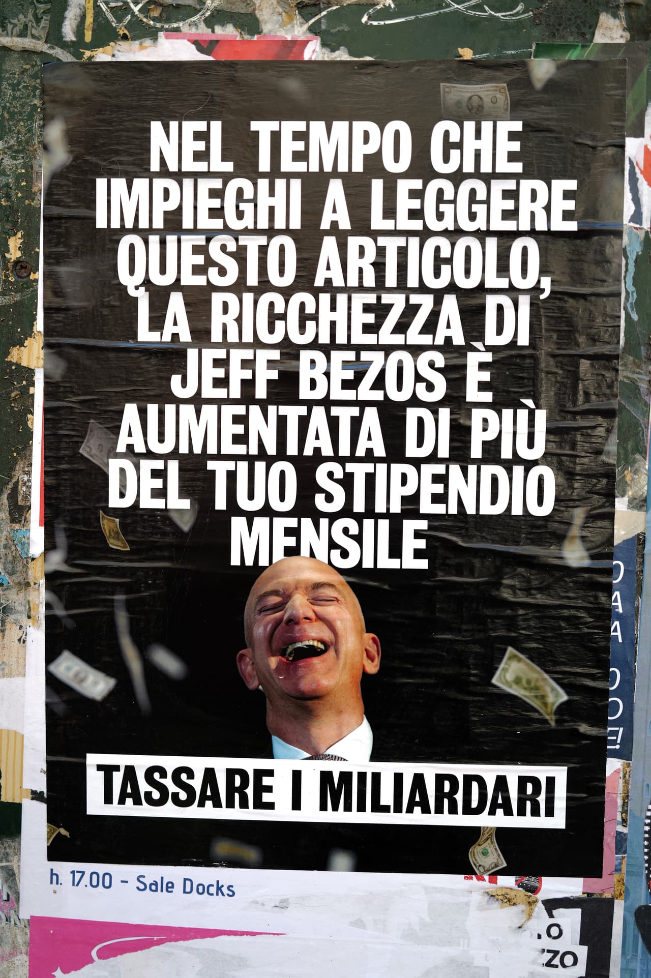 Cartel con el mensaje “Impuestos a los multimillonarios” cerca del Arsenale en Venecia, lugar donde se celebra la fiesta de bodas de Jeff Bezos y Lauren Sanchez, el 28 de junio de 2025. El comité “No hay espacio para Bezos” rechaza la privatización de espacios públicos para eventos de lujo.
<br>
<br>A pesar de las reticencias, las autoridades locales defendieron acoger la boda del magnate, uno de los hombres más ricos del mundo, que posee unos 215,000 millones de dólares en acciones de Amazon. El presidente de la región, Luca Zaia, explicó que Bezos donará 3 millones de euros (3,5 millones de dólares) a una asociación de protección de la laguna, la Universidad Internacional de Venecia y la Unesco.