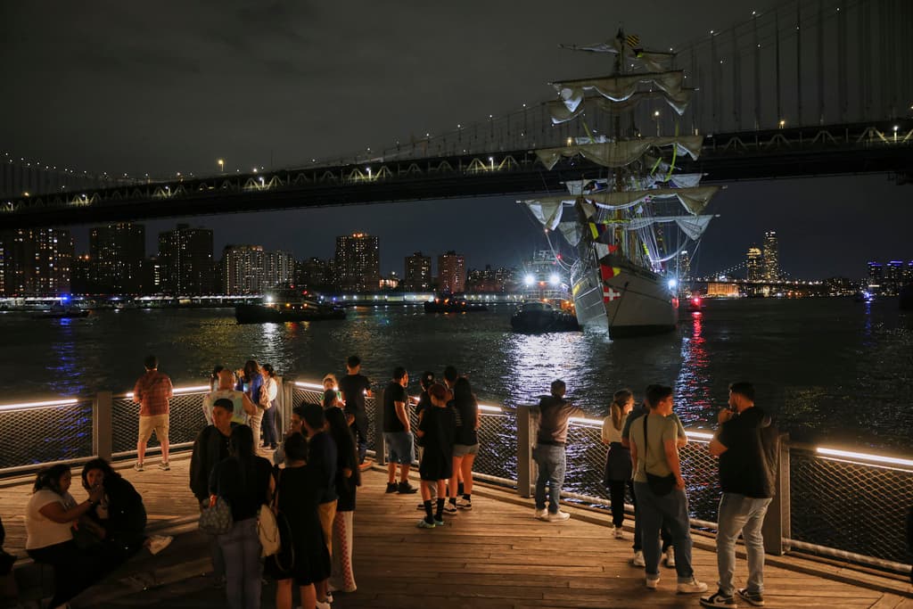<b>Wilson Aramboles, jefe de Operaciones Especiales de la Policía de Nueva York</b>, dijo a la agencia AP, que el buque Cuauhtémoc acababa de salir de un muelle en Manhattan
<b>rumbo al mar y no al puente de Brooklyn</b>. Preliminarmente se indicó que
<b>un problema mecánico o falta de energía </b>restaron potencia a la embarcación, lo que desembocó en el accidente.