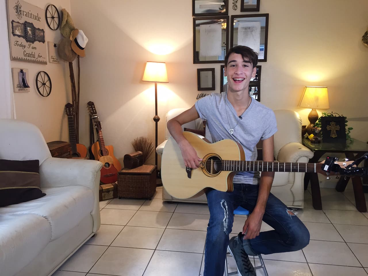 Sebastián Rivera ya no está en La Banda, pero eso no quiere decir que nos hayamos olvidado de él. Nos colamos en su casa y nos mostró su pasión por los instrumentos de cuerda.