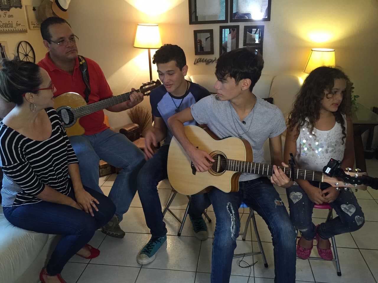 Sebastián Rivera ya no está en La Banda, pero eso no quiere decir que nos hayamos olvidado de él. Nos colamos en su casa y nos mostró su pasión por los instrumentos de cuerda.