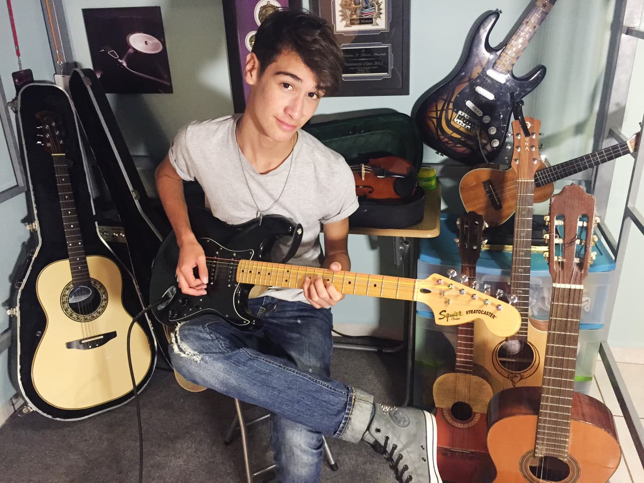 Sebastián Rivera ya no está en La Banda, pero eso no quiere decir que nos hayamos olvidado de él. Nos colamos en su casa y nos mostró su pasión por los instrumentos de cuerda.