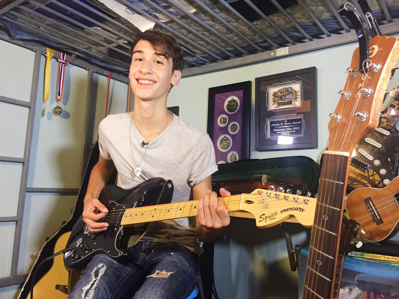 Sebastián Rivera ya no está en La Banda, pero eso no quiere decir que nos hayamos olvidado de él. Nos colamos en su casa y nos mostró su pasión por los instrumentos de cuerda.