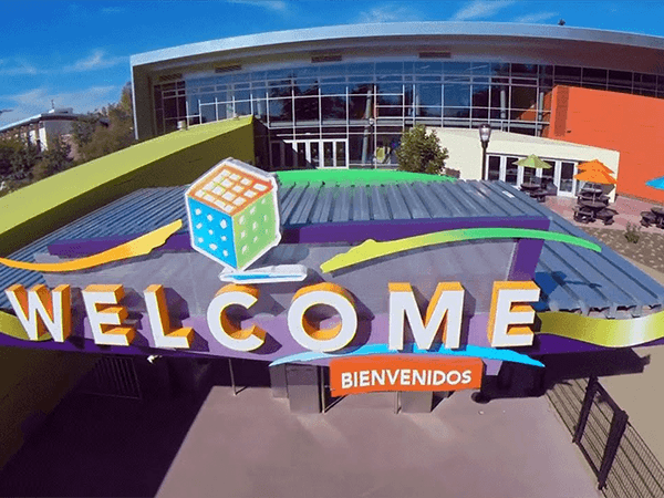 <b>Discovery Cube Los Angeles:</b>
<br>Interactivo, divertido y educativo así es este destino, está abierto desde las 10 am hasta las 5 pm. Tienen ocho exhibiciones fijas que incluyen planetario, teatro, ciencia y hockey. El precio de admisión varía por edad. Está localizado en el 11800 Bulevar Foothill Los Angeles, CA 91342.