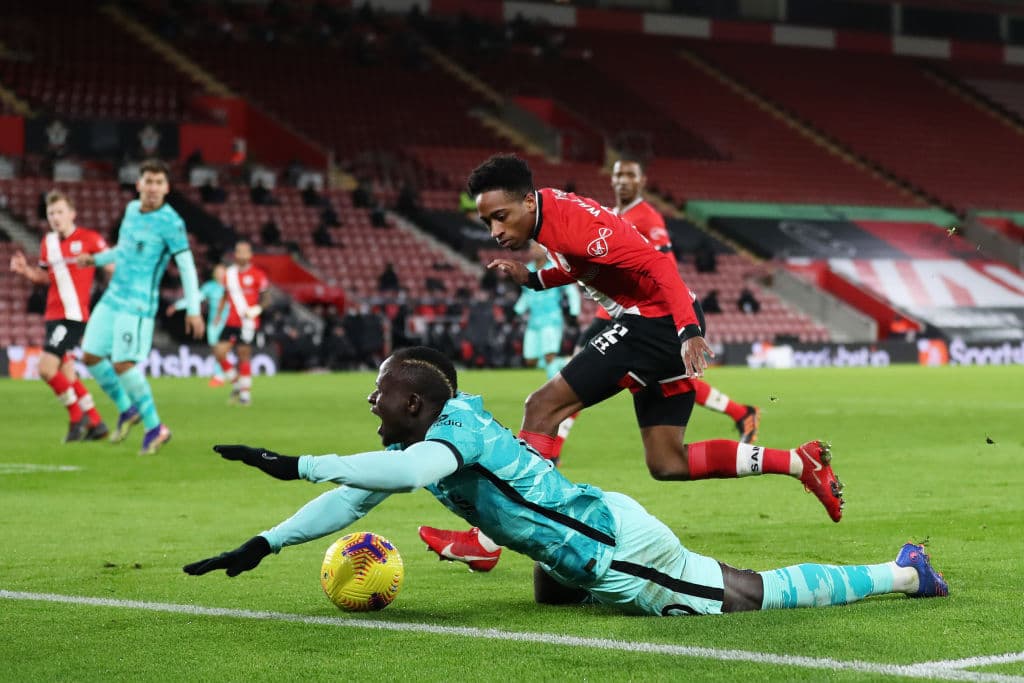 Southampton da la sorpresa en la Premier League y derrota al líder de la tabla. El Liverpool simplemente no puede anotar y cae con gol de Danny Ings justo al inicio del encuentro, durante la Jornada 17.