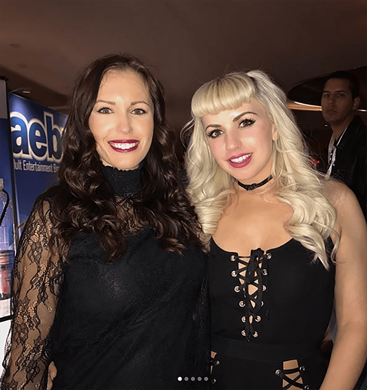 Brittni De La Mora dijo que su inicio en la industria de la pornografía comenzó a los 16 años en un viaje a México con unos amigos. Aunque ganó mucho dinero, su vida se sumergió en la tristeza.