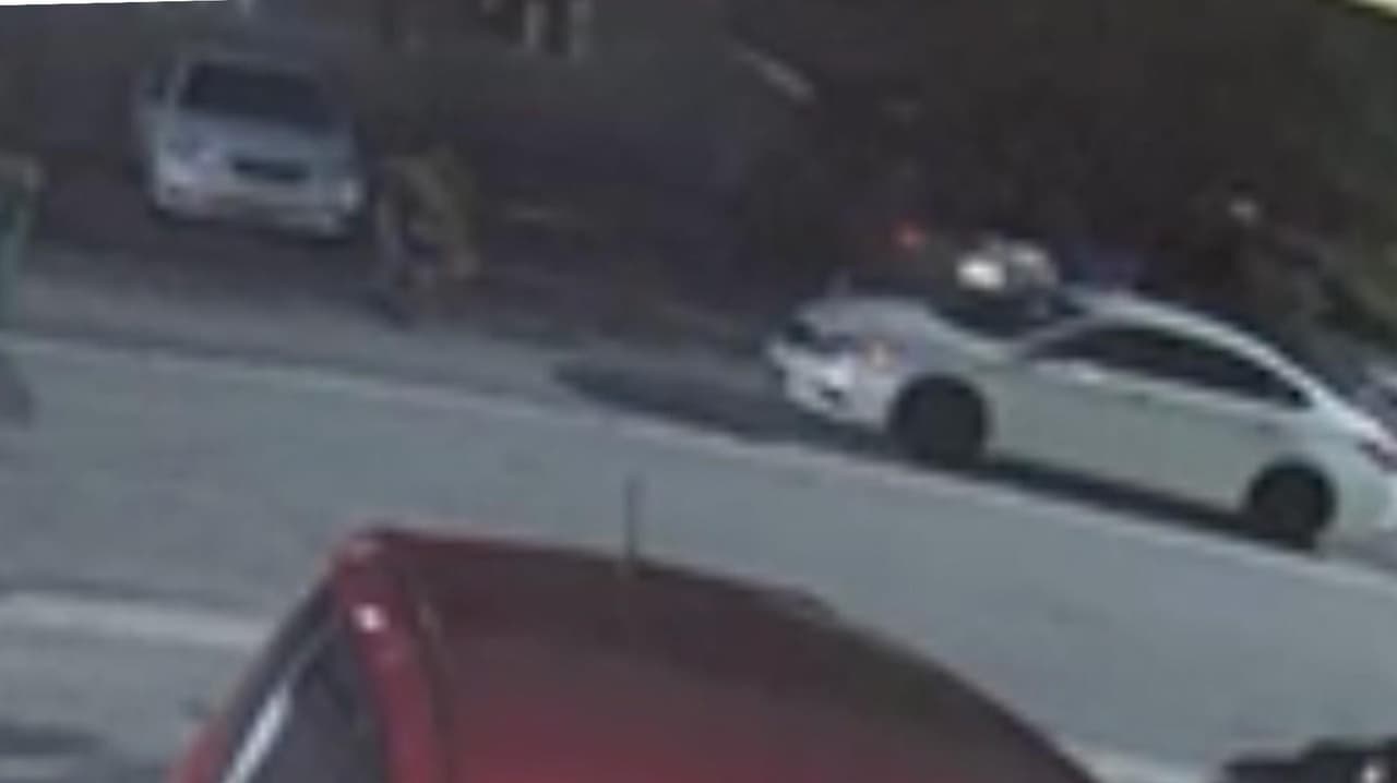 Según los detectives, el hombre se le acercó por detrás y le puso su brazo por el cuello, como si la fuese a estrangular.