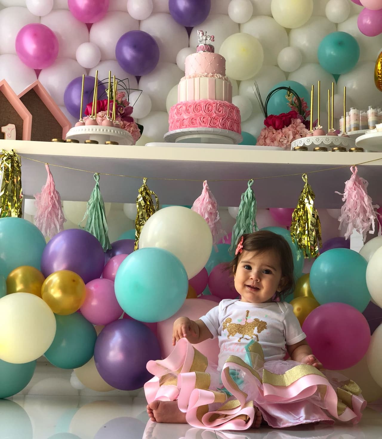 Un lindísimo pastel de tres pisos, se imponía en la mesa. Y la verdad es que nos dejó bastante antojados.
<br>
<br>