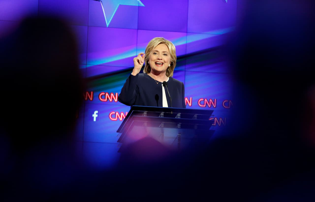 Hillary Clinton durante el debate organizado por la CNN en Las Vegas.