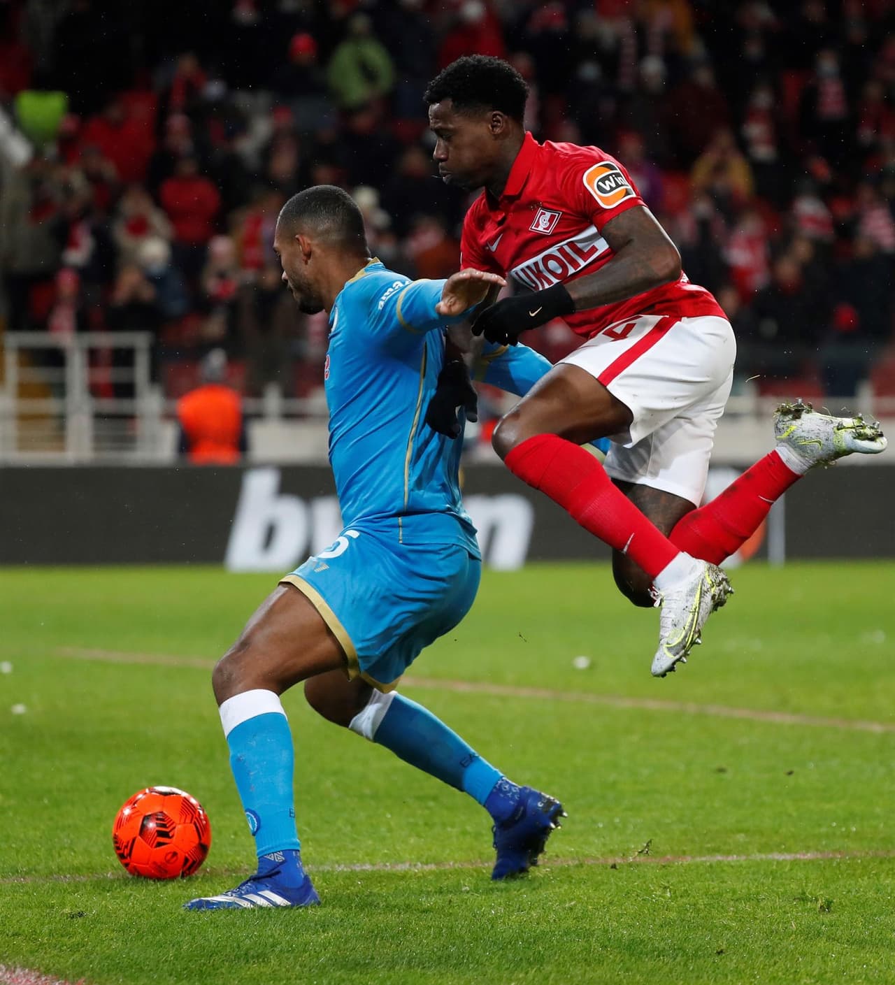 Spartak Moscú derrota 2-1 al Napoli durante la fase de grupos en la UEFA Europa League. Aleksandr Sobolev, con doblete, le dio al triunfo a la escuadara local, mientras que el único tanto del equipo visitante fue por parte de Elif Elmas al 64'. El mexicano Hirving Lozano jugó todo el partido.