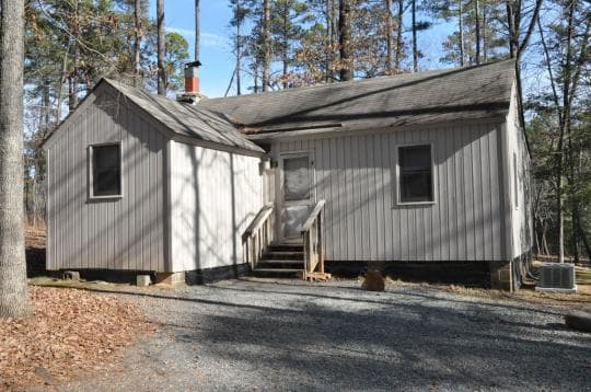 <b><a href="https://www.ncparks.gov/state-parks/morrow-mountain-state-park">Morrow Mountain State Park</a></b>. El parque cuenta con seis cabañas rústicas de vacaciones familiares con capacidad para seis personas cada una. Ubicadas en una sección arbolada del parque, cada cabaña tiene un baño, sala, chimenea, cocina con comedor y dos dormitorios.
<br>
<br>
<b><a href="https://g.page/morrowmountain?share">Cómo llegar</a></b>