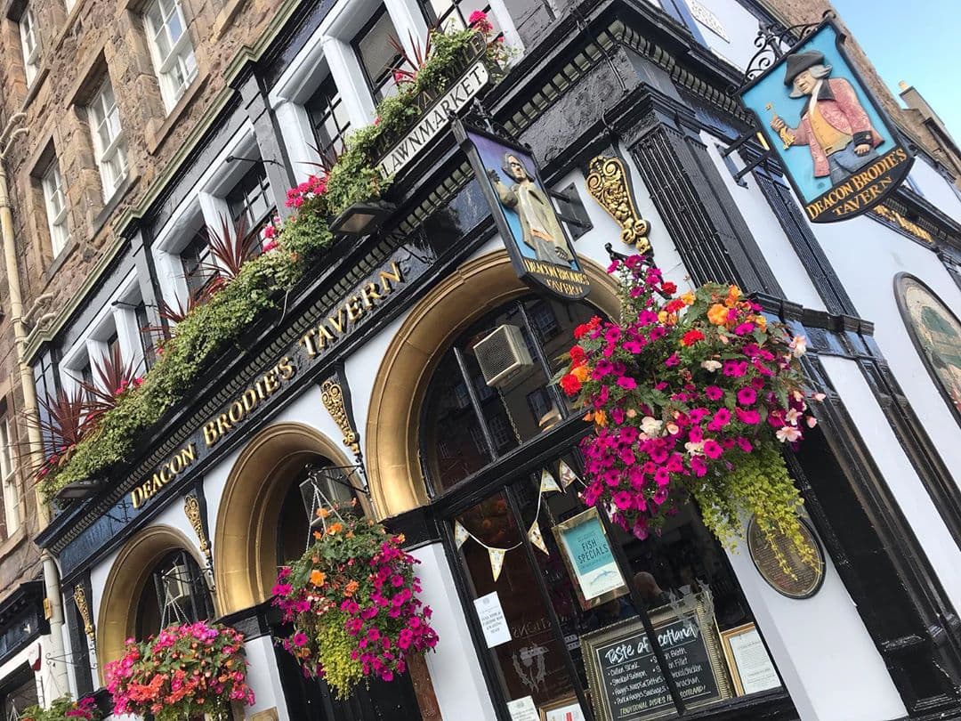 Karla quedó fascinada por "los famosos pubs" y la arquitectura de la ciudad adornada con flores.