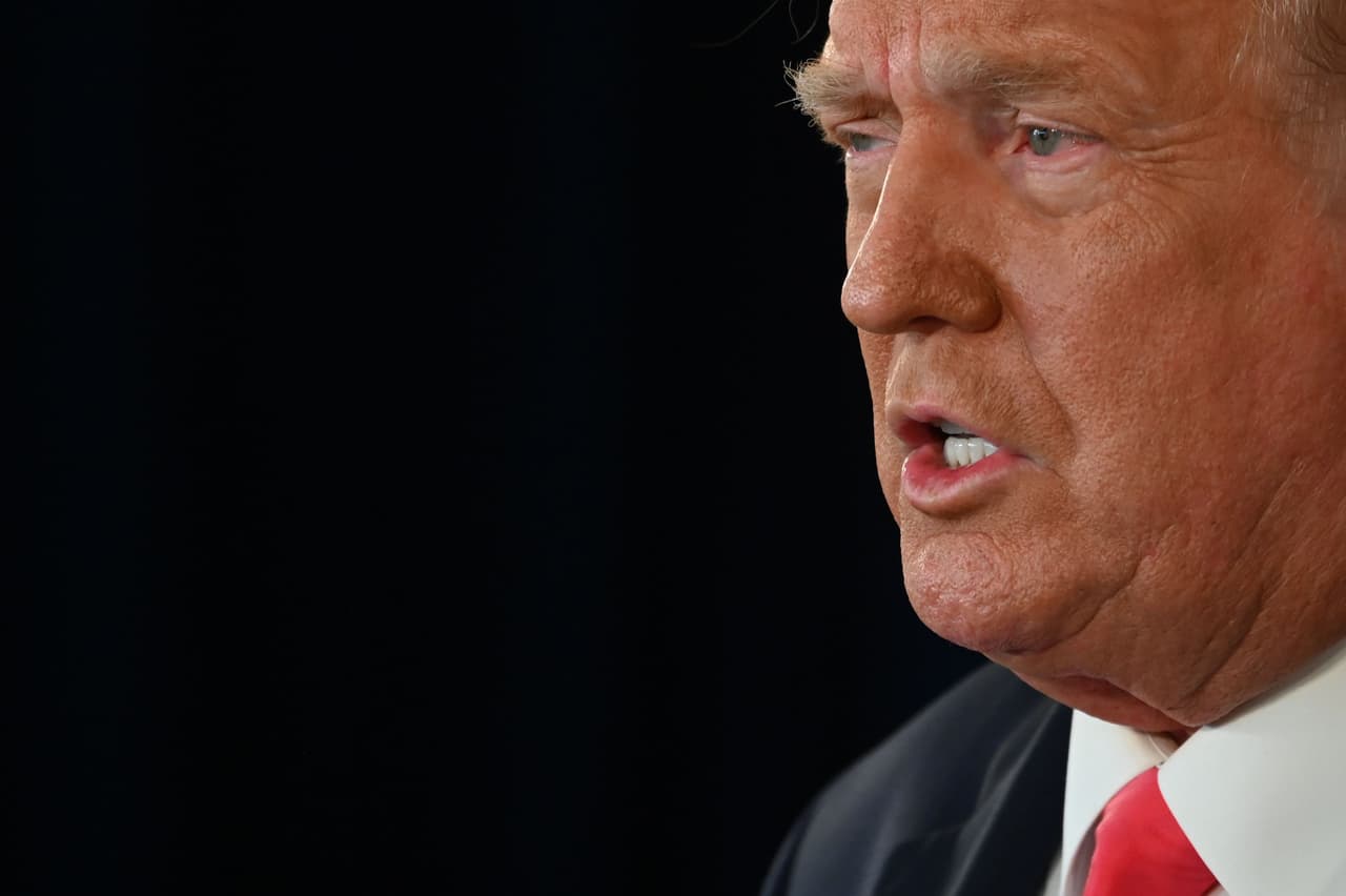 Mientras que la
<a href="https://www.univision.com/noticias/elecciones-en-eeuu-2020/trump-rebaja-a-400-el-bono-de-desempleo-te-explicamos-las-ordenes-ejecutivas-y-si-puede-hacerlo">ayuda por desempleo</a> anterior fue emitida en su totalidad por el gobierno federal, esta vez los estados --muchos de los cuales están enfrentando un histórico déficit económico--, deberán cubrir el 25 por ciento de ese costo.