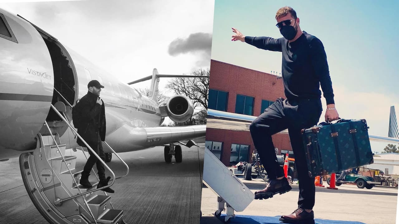 <h3 class="cms-H3-H3">Ricky Martin</h3>
<br>
<br>Ricky, es uno de los cantantes que tiene entre sus ostentosos lujos un jet privado. En el avión Challenger 300, pueden viajar 16 pasajeros y tiene un valor estimado de 20 millones de dólares.
<a href="https://www.univision.com/musica/famosos-cantantes-que-se-han-hecho-arreglitos-esteticos-fotos" target="_blank">El intérprete de ‘Vente Pa Ca’</a>, comparte imágenes de sus aterrizajes en diferentes partes del mundo, en sus giras y disfrutando de vuelos con su familia.