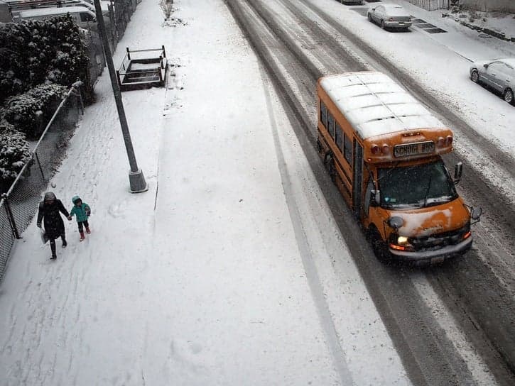 Varias escuelas del área tri-estatal anuncian cierres y demoras debido al mal tiempo