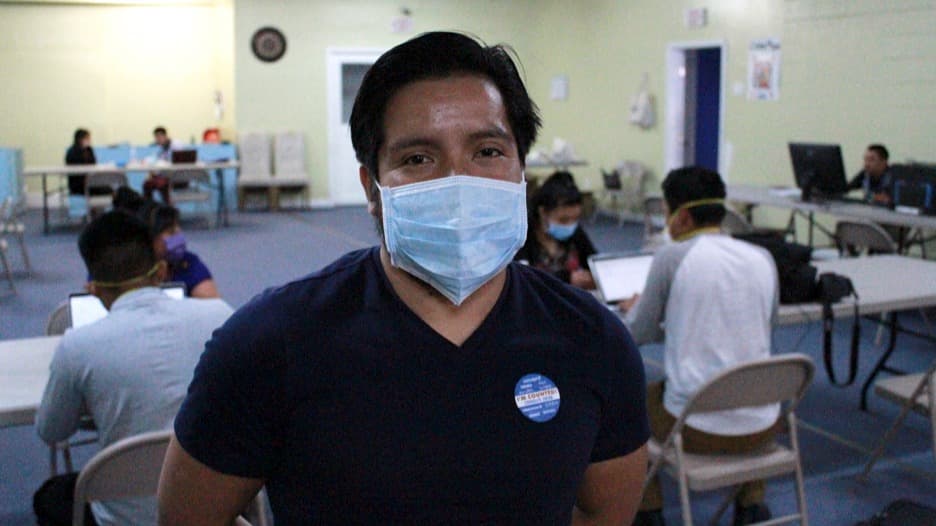 Previo a la propagación del coronavirus, Henry Sales daba clases de Mam en Laney College y servía de intérprete en cortes migratorias alrededor del país. En la actualidad, Henry organiza eventos de información para la comunidad mam en el este de Oakland.