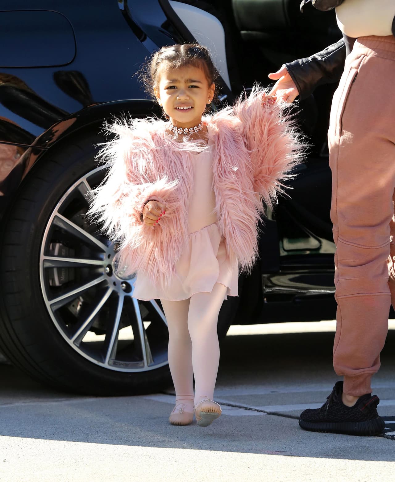 Nadie luce como ella un abrigo de peluche.