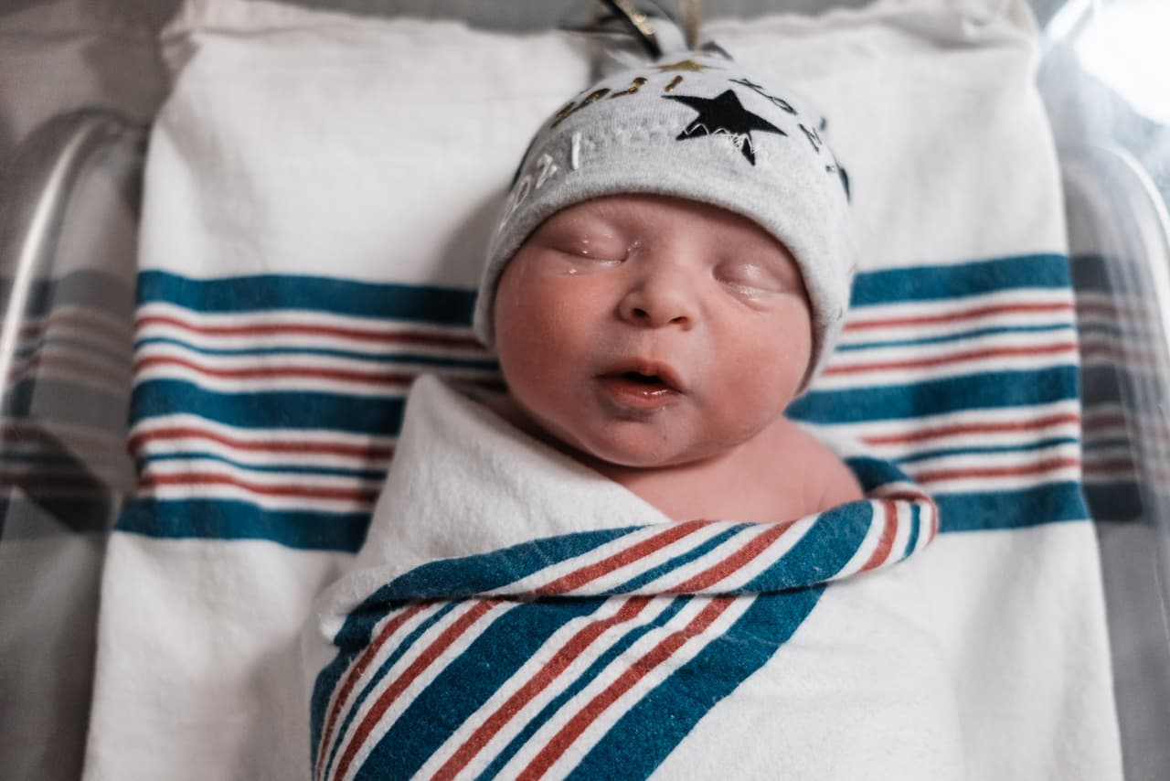 El bebé nació a las 12:00:03. Tres segundos después de la medianoche.