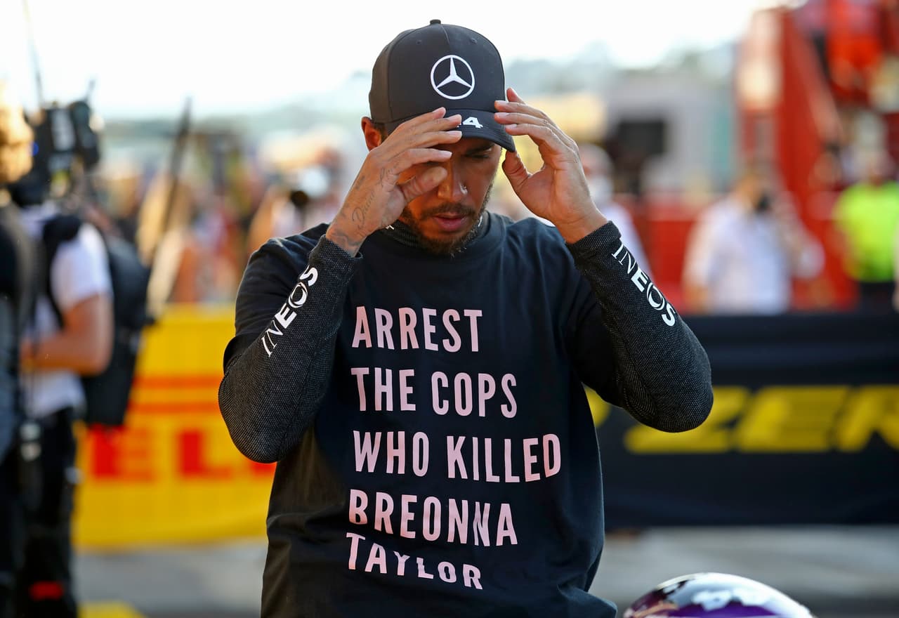 Lewis Hamilton, piloto de la Formula 1, pide justicia tras el asesinato de Breonna Taylor, mujer afroamericana a quien le fue arrebatada la vida de forma injusta.