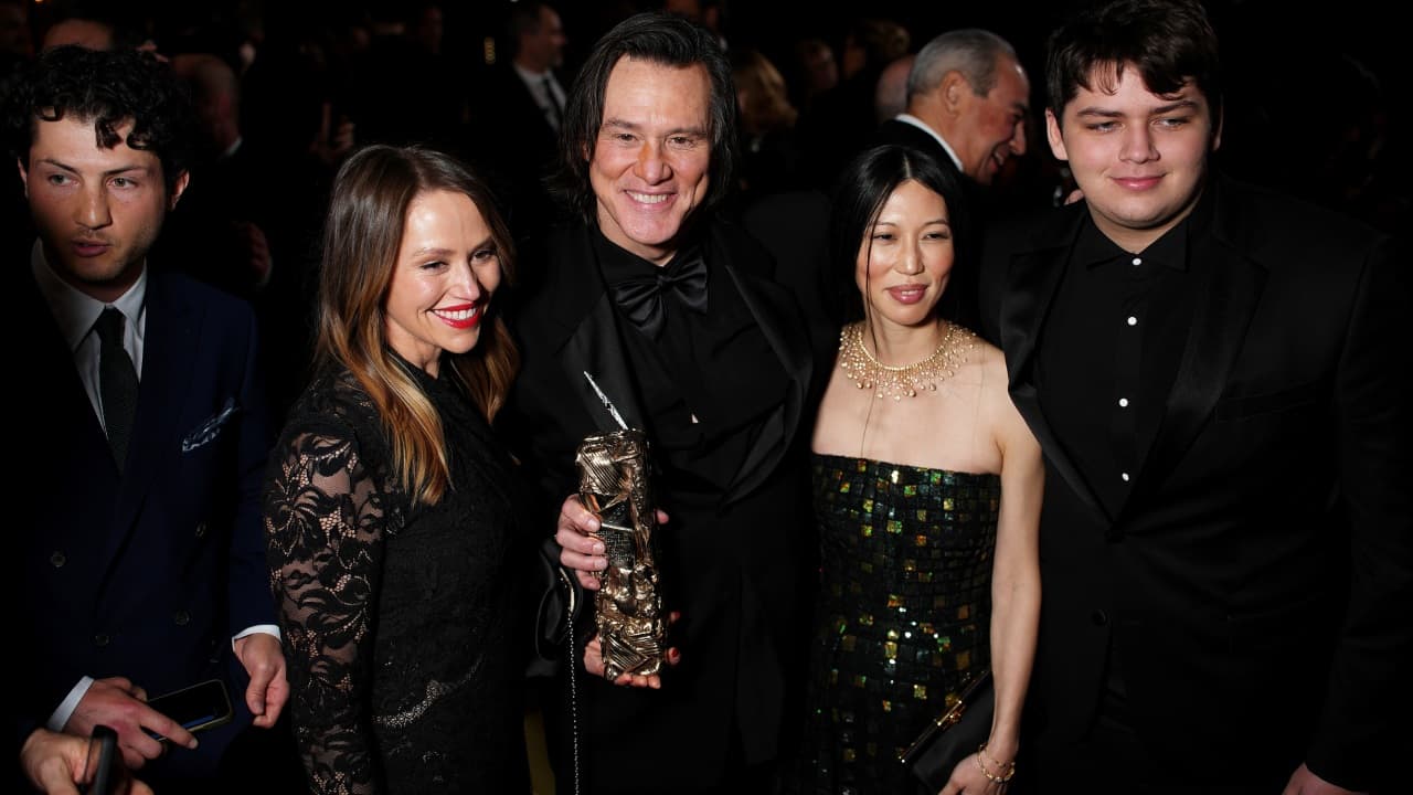 Jim Carrey y Min Ah en los Premios César celebrados en Francia en febrero de 2026.