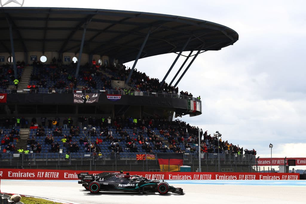 Vuelta número 58 y Ricciardo le gana por un segundo al mexicano Pérez, pelean con todo por el podio