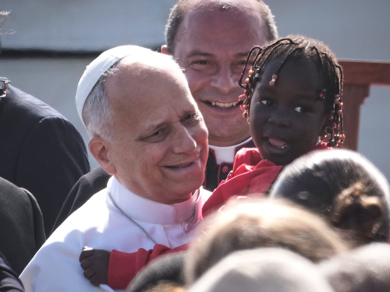 El papa León XIV sostiene a un joven ayudante a su llegada a una reunión con migrantes en el centro de acogida Las Raíces, en San Cristóbal de La Laguna, Tenerife (España), el viernes 12 de junio de 2026. (Foto AP/Arturo Rodríguez)