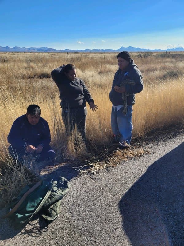 El martes 6 de diciembre de 2022, aproximadamente a las 9:06 am., oficiales del sheriff del condado Cochise realizaron una parada de tráfico en un Volkswagen de cuatro puertas en el poste de la milla 13 de la autopista 191 en McNeal. Transportaban a cinco inmigrantes indocumentados (cuatro hombres y una mujer).