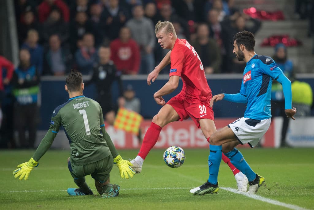 El Napoli derrota 2-3 al Red Bull Salzburg con goles de Mertens (2) e Insgine; por los locales descontó Haland (2).