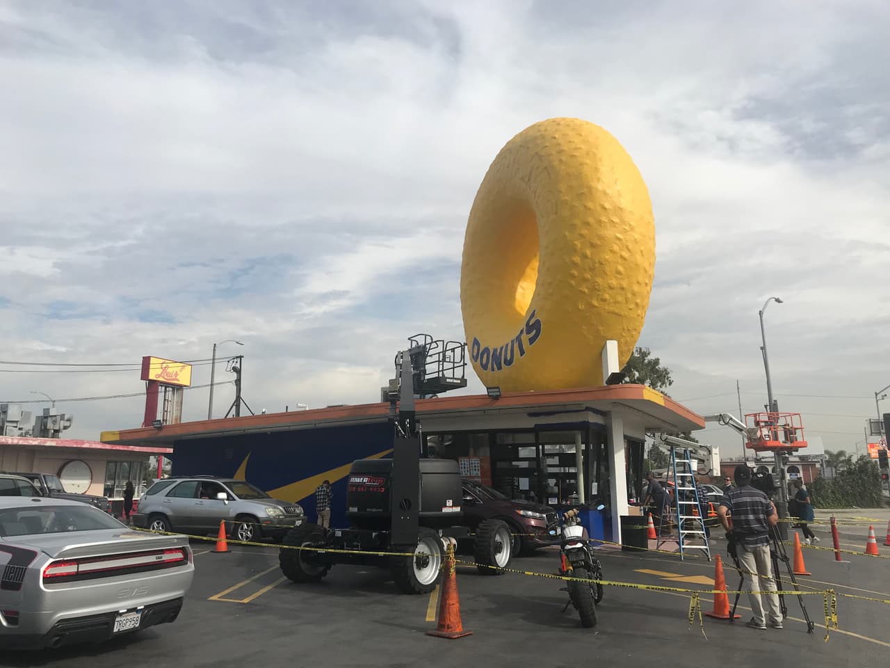 todas las personas que toman la autopista 405 al salir del aeropuerto LAX verán la nueva cara de Randy’s Donuts, quienes se vistieron de azul y dorado en honor a Los Rams.
<br>