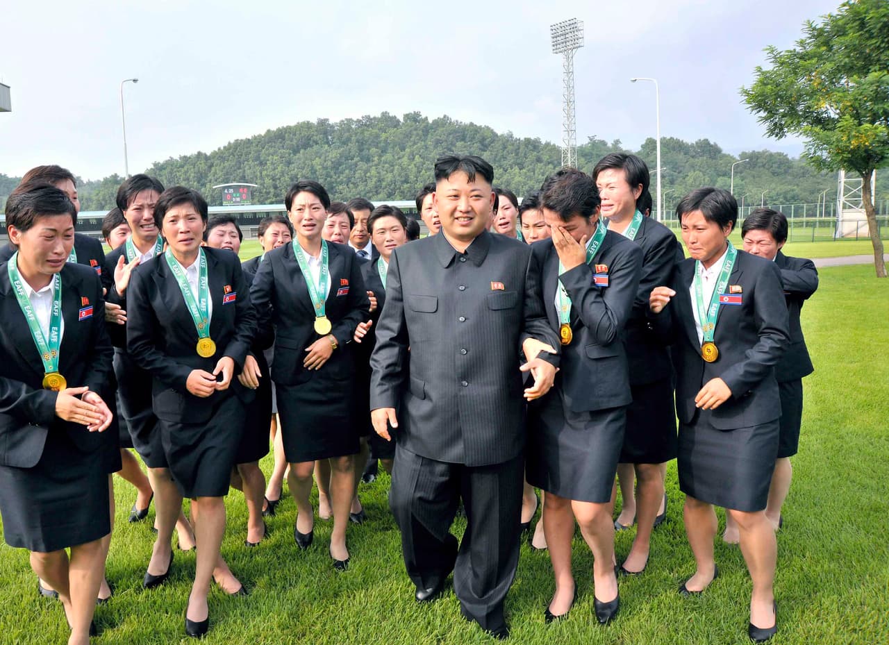 Jugadoras del equipo nacional de fútbol femenino se acercan y tocan a Kim Jong Un, tras recibir un premio por su victoria en el campeonato asiático. Foto sin fecha de la agencia estatal.