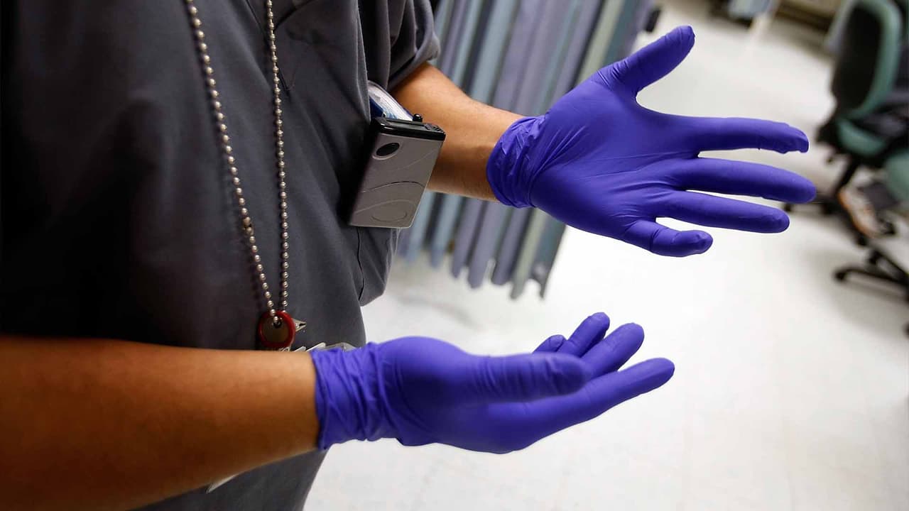 Acusan a dos hombres de estafar con $39 millones por la supuesta venta de guantes en Texas