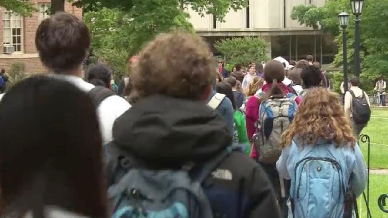 Si hay una sospecha o preocupacion de que alguien tiene un arma, esto es suficiente motivo para que el personal de la escuela o la policía revise las pertenencias de los alumnos.