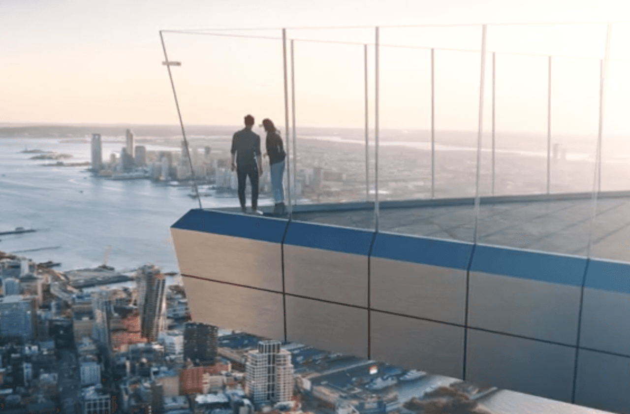 El ángulo hacia afuera permite a los invitados asomarse sobre la ciudad. Todo el camino desde la punta de Central Park hasta la Estatua de la Libertad y más allá, podrá ser apreciado.
<br>