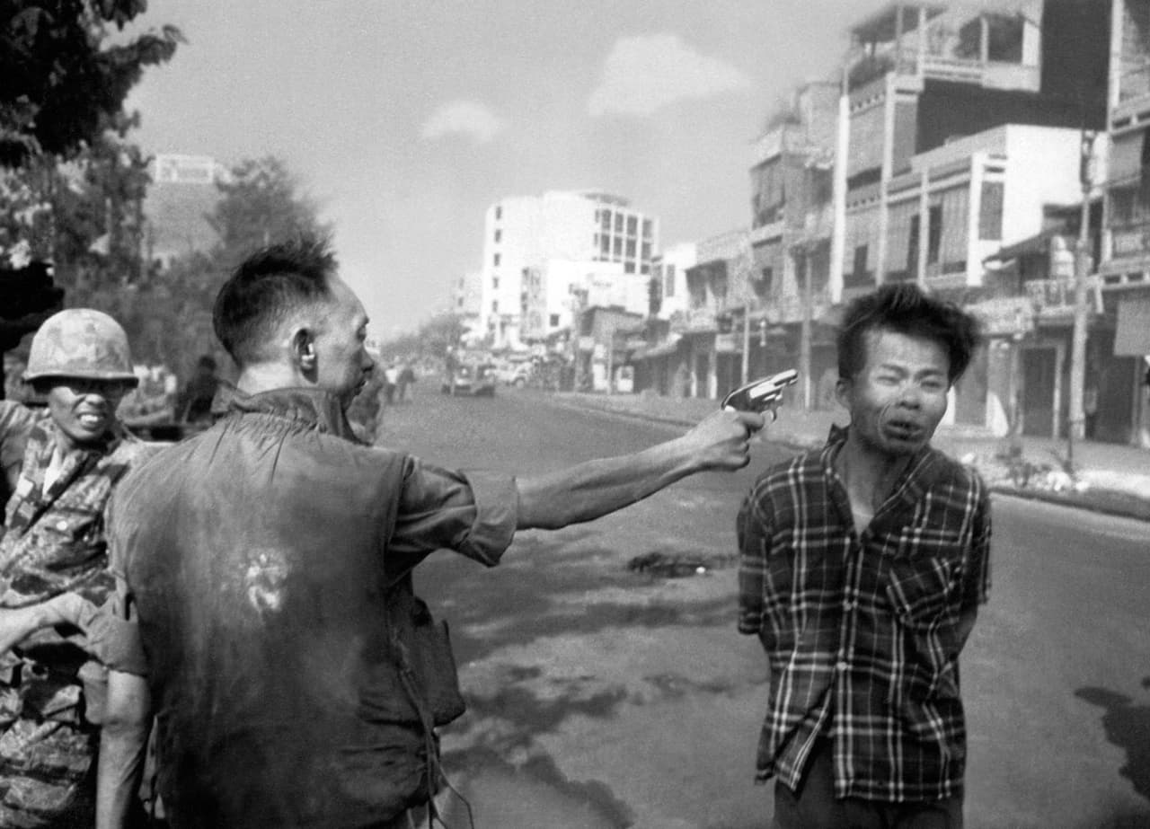 Otra de las imágenes de guerra más recordadas es esta de un policía nacional sudvietnamita
<b>ejecuta a un sospechoso de ser oficial del Viet Cong</b> de un tiro en la cabeza en Saigon, Vietnam, el 1 de febrero de 1968.