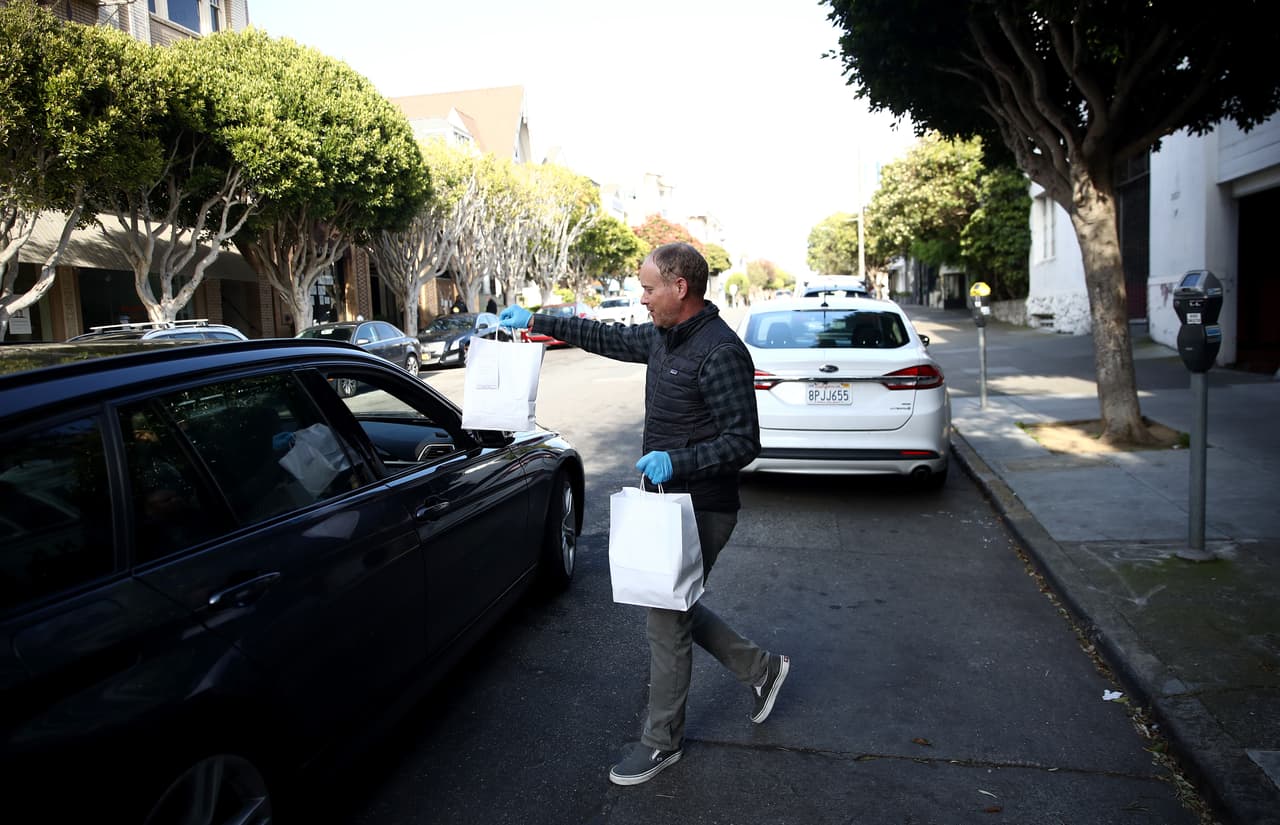 <b>Elija la opción de recoger sus artículos en la acera y sin contacto: </b>utilice esta función para minimizar el contacto con los demás en medio de la pandemia de coronavirus.