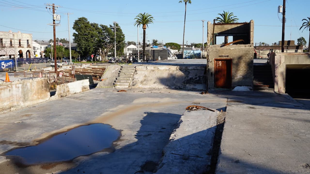 El 7 de enero de 2025, ráfagas de viento propagaron el fuego por las laderas de Pacific Palisades. El incendio afectó viviendas, negocios y edificios residenciales.