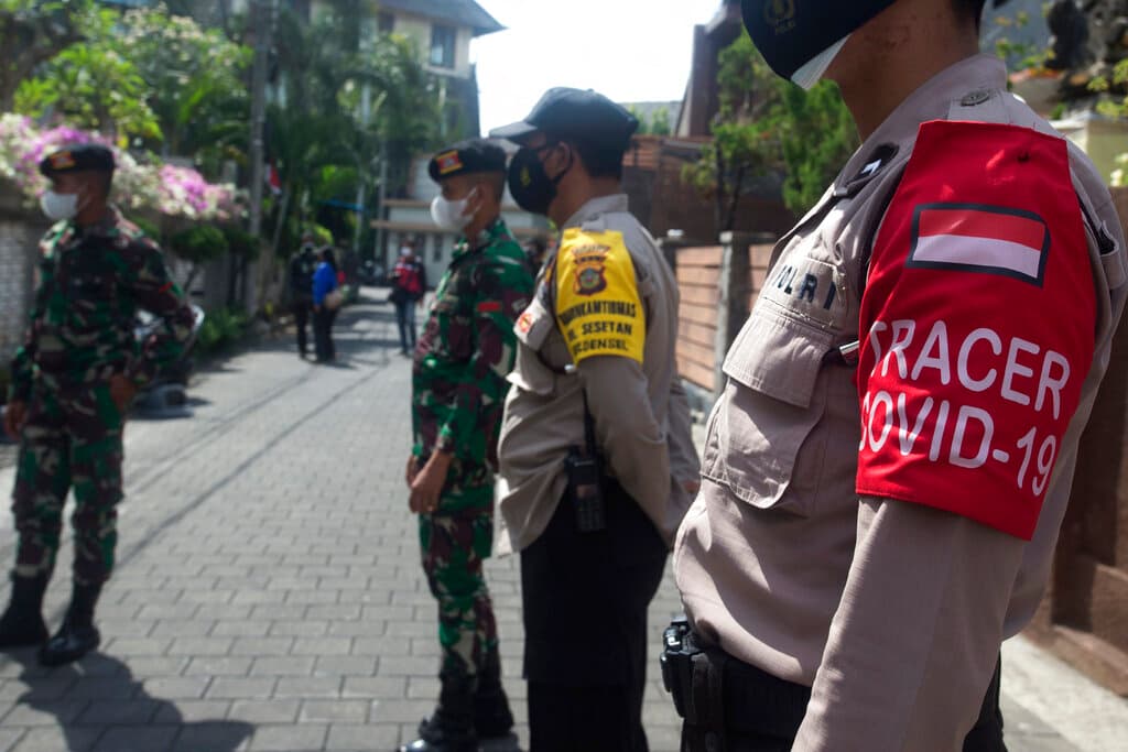 Desde julio, cuando Indonesia prohibió el ingreso de todos los viajeros extranjeros a la isla y también cerró el santuario para los residentes locales,
<b>nadie lo ha visitado.</b>