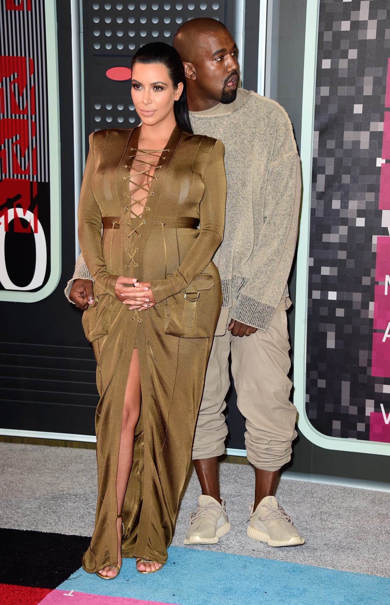 Pues la razón era Kanye West, quien durante su paso por la alfombra no paró de tomarse fotos junto a su amada Kim, y todo para dejar claro que entre ellos el amor sigue latiendo fuerte, ¿será?
