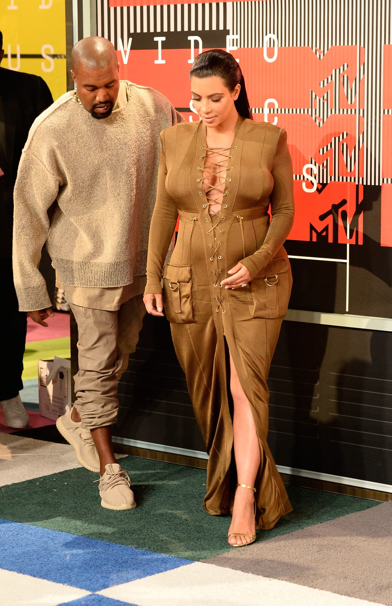 Y aunque Kim fue criticada por este estrafalario atuendo, celebró la noticia que su amado esposo le dio... en unos años se postulará a la presidencia de los Estados Unidos.