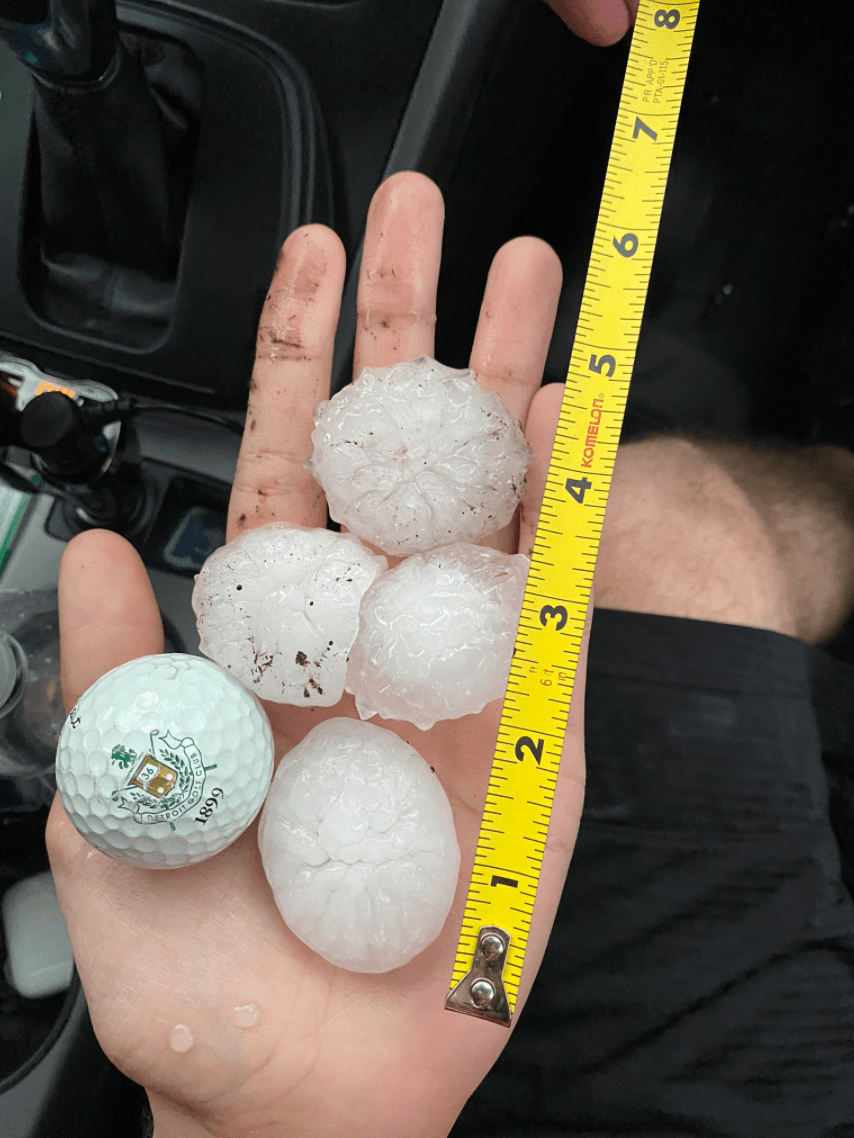 Esta imagen fue tomada a 3 millas al sureste de Winnebago, IL. done callo 1.75-2 pulgadas de granizo.