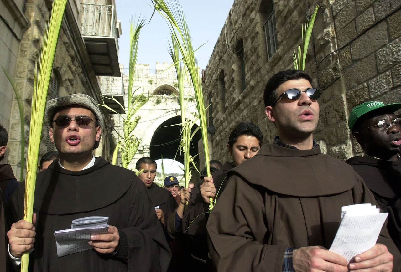 En las procesiones antes de la misa, se canta “Bendito el que viene en el nombre del Señor”. El sacerdote luego bendice las palmas de las personas y dirige la procesión hacia la Iglesia, donde luego se comienza la Misa. Se lee el Evangelio de la Pasión de Cristo, como es usual.
