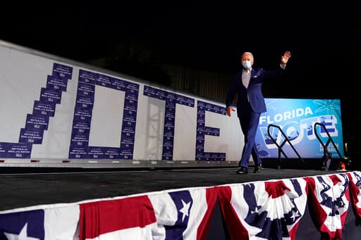 El candidato demócrata a la presidencia Joe Biden llega para hablar en un mitin del estado de Florida, el jueves 29 de octubre de 2020, en Tampa.