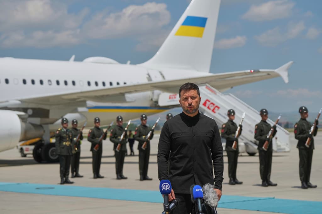 El presidente ucraniano, Volodymyr Zelensky, habla con periodistas a su llegada al aeropuerto de Ankara, Turquía, este jueves.