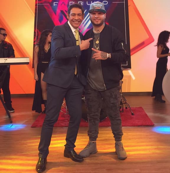 Johnny dándole la bienvenida a Farruko.