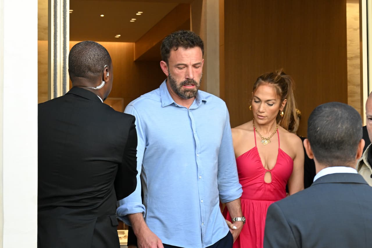 El atuendo lo complementó con aretes de Jennifer Fisher, de
<b>265 dólares</b> y unas plataformas de Andrea Wazen. Agregó un bolso de Maison Valentino, de
<b>2,800 dólares.</b>