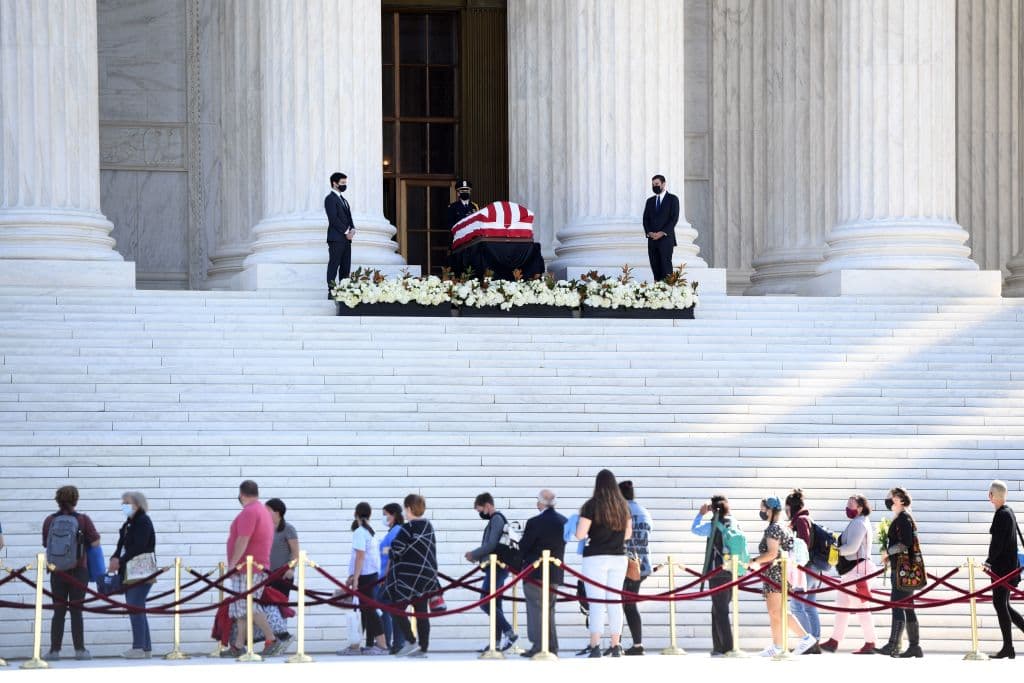 La fila de personas que acuden a mostrar sus respetos a Ruth Bader Gingsburg en el frente de la Corte Suprema.