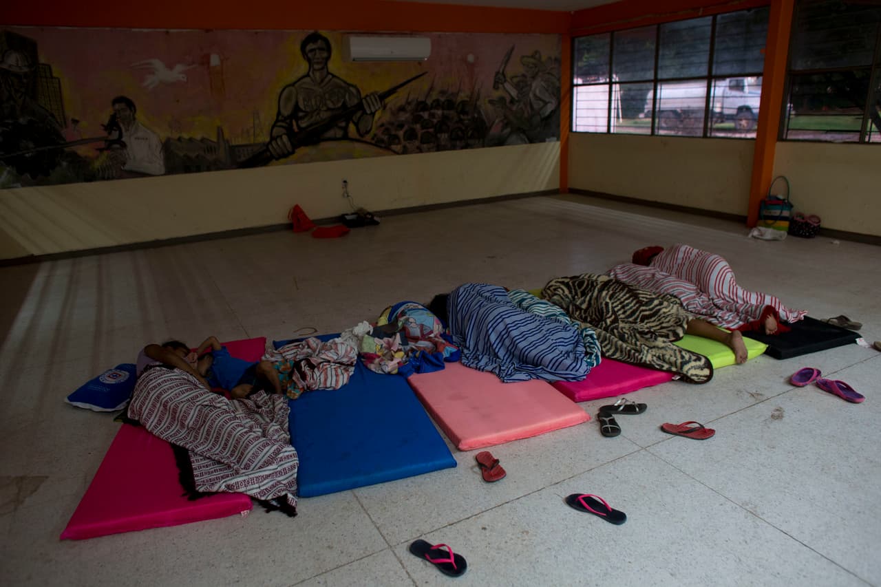 Un grupo de personas duerme dentro de un aula en Juchitán, Oaxaca.