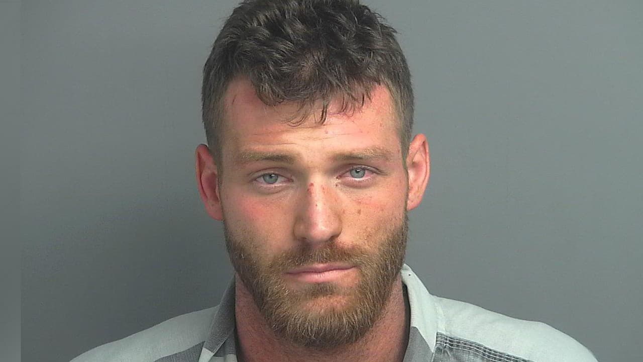 Jace Tanner Brasher tiene una orden por robo agravado.