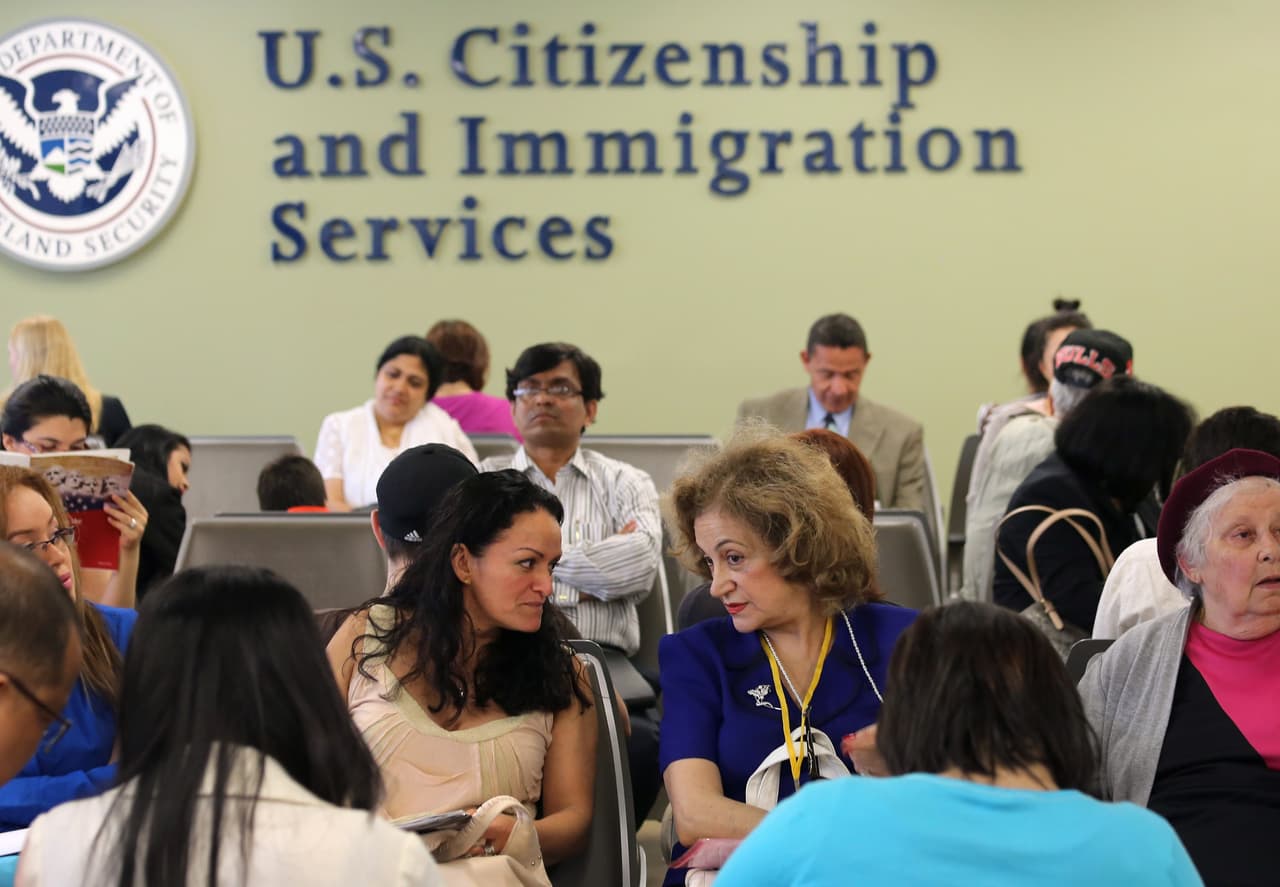 USCIS deberá reanudar casos congelados; miles en Florida esperan respuestas