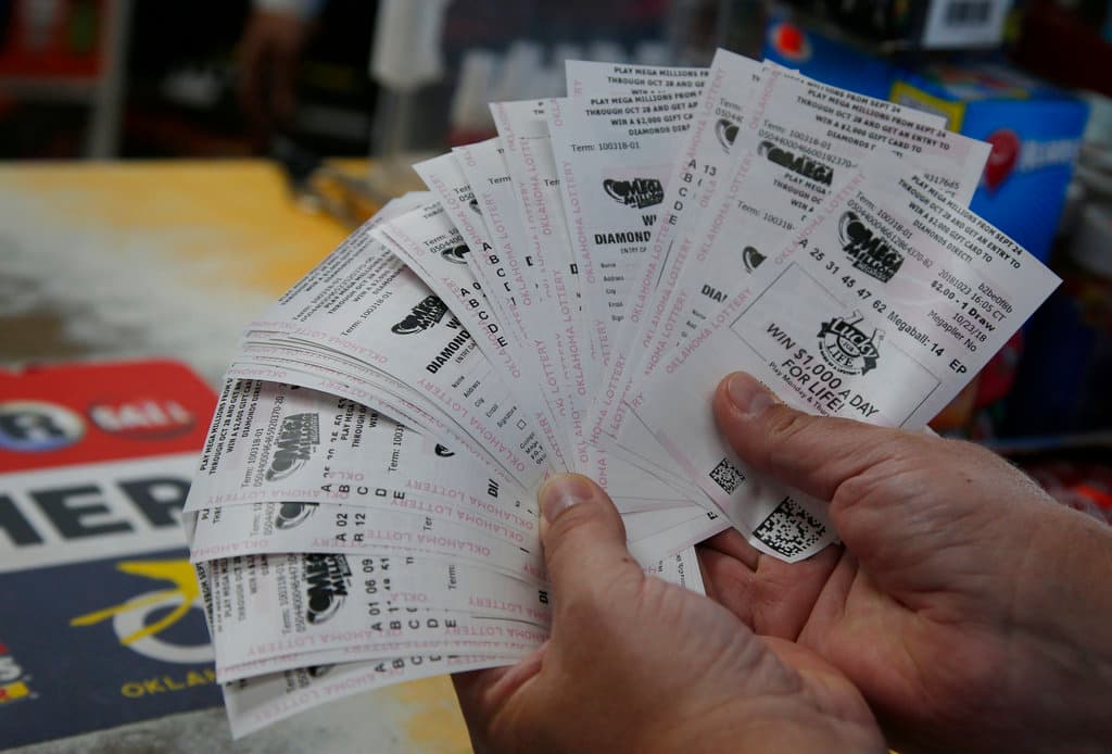 Llevó por semanas el billete de lotería en su cartera sin darse cuenta que había ganado $39 millones